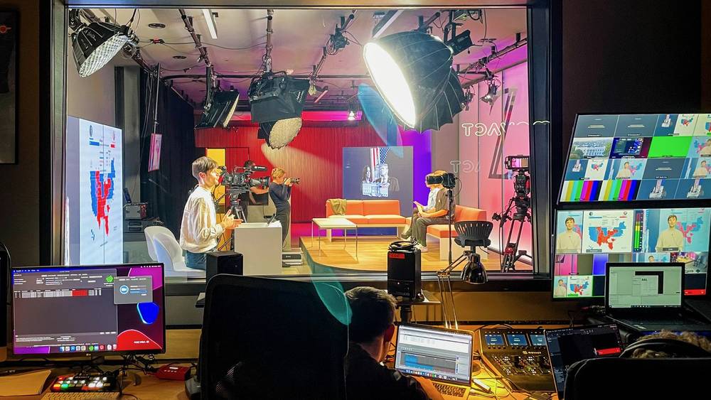 Blick aus der Regie ins Studio während der Livesendung zur US-Wahl