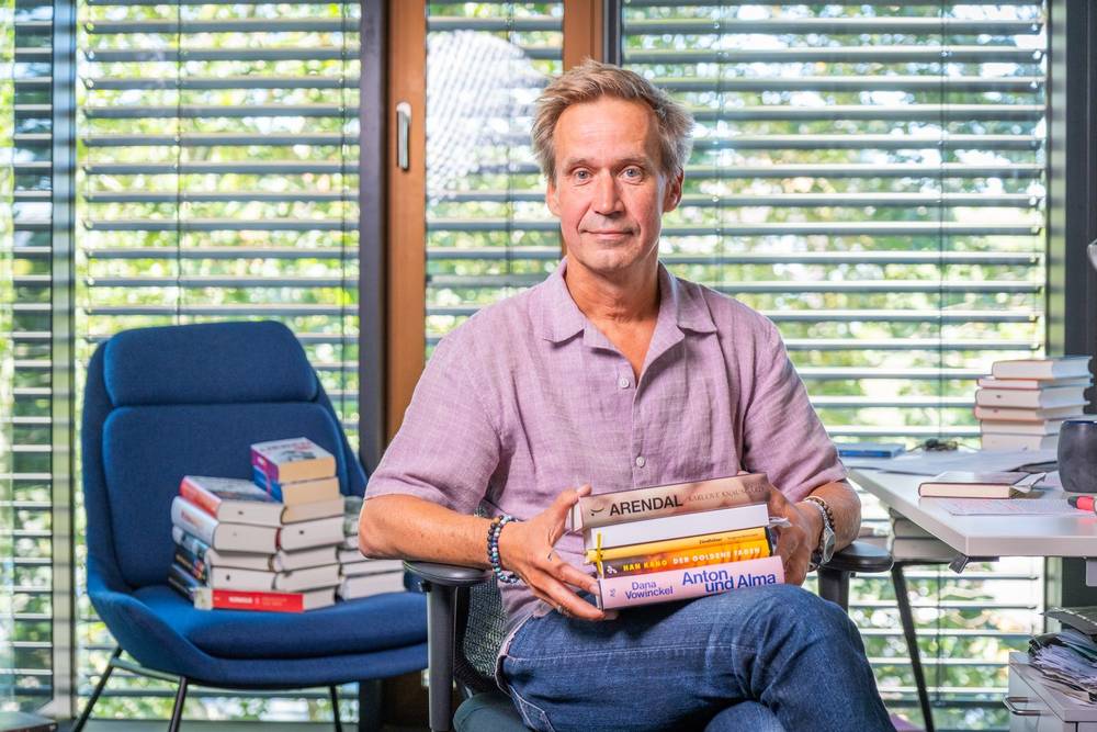 Porträt des Literaturkritikers mit den Büchern des Monats