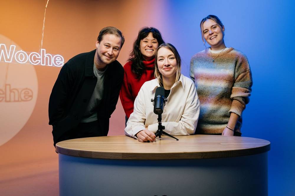 Redaktion von »Was jetzt? – Die Woche« vor der Aufzeichnung